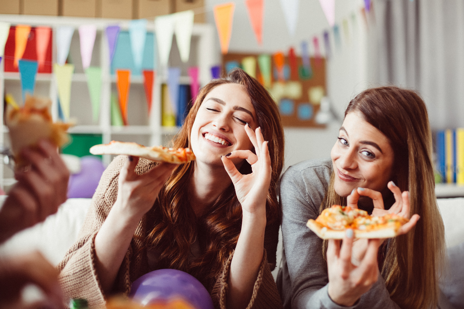 Friends eating pizza